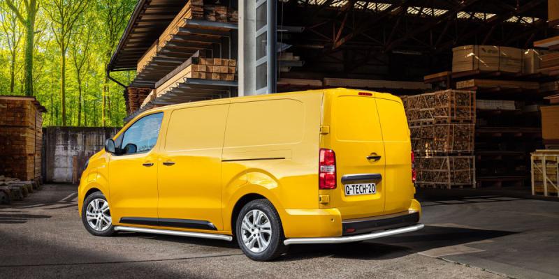 Opel Vivaro met Sidebars en Backbar om de bocht